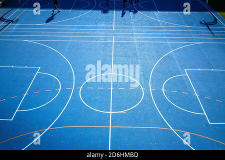 Vista ad alto angolo del backboard e dell'ombra del cerchio da basket allineata con le linee del campo. Primo piano di campi da pallacanestro. Vista ad alto angolo del basket c Foto Stock