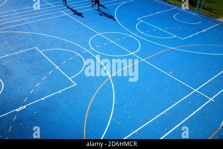 Vista ad alto angolo del backboard e dell'ombra del cerchio da basket allineata con le linee del campo. Primo piano di campi da pallacanestro. Vista ad alto angolo del basket c Foto Stock