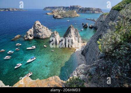 Uno scorcio dell'arcipelago Tremiti con le scogliere di Pagliai in primo piano e l'isola di San Nicola sullo sfondo Foto Stock