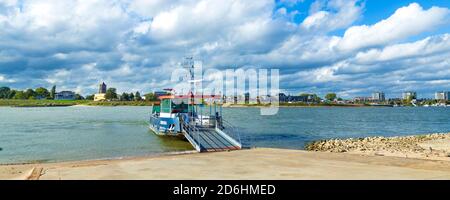 Tiel, Paesi Bassi - 4 ottobre 2020: Skyline della città di Tiel con traghetto che attraversa il Waal a Betuwe, Gelderland, Paesi Bassi Foto Stock