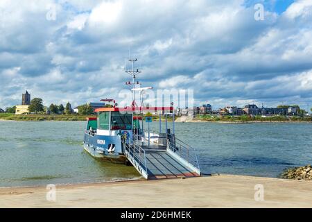 Tiel, Paesi Bassi - 4 ottobre 2020: Skyline della città di Tiel con traghetto che attraversa il Waal a Betuwe, Gelderland, Paesi Bassi Foto Stock