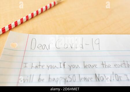 Lettera scritta da studente a Covid-19 durante la pandemia di Coronavirus Foto Stock