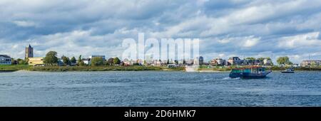 Tiel, Paesi Bassi - 4 ottobre 2020: Skyline della città di Tiel con traghetto che attraversa il Waal a Betuwe, Gelderland, Paesi Bassi Foto Stock