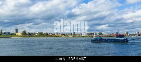 Tiel, Paesi Bassi - 4 ottobre 2020: Skyline della città di Tiel con traghetto che attraversa il Waal a Betuwe, Gelderland, Paesi Bassi Foto Stock