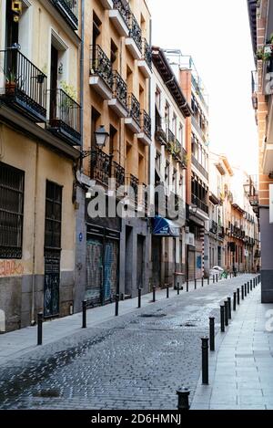 Strada tradizionale nella zona di Embajadores nel quartiere Lavapies nel centro di Madrid. Lavapies è uno dei quartieri più cool del mondo. Foto Stock