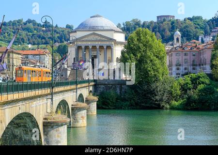 Tram che attraversa il Ponte Vittorio Emanuele i di fronte alla chiesa della Gran Madre di Dio a Torino. Foto Stock