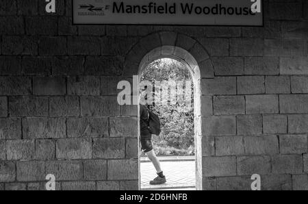 Segno alla stazione ferroviaria costruita in pietra, Mansfield Woodhouse, Nottinghamshire, Inghilterra, Foto Stock