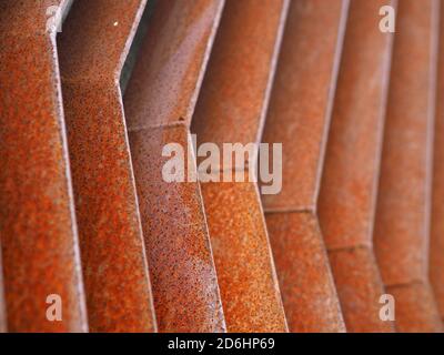 Estratto di alette in acciaio arrugginito in un telaio orizzontale geometrico a disegno angolare Foto Stock