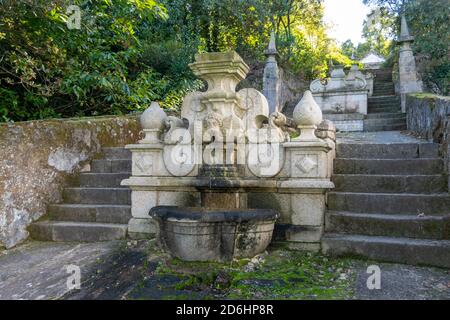 Fontana in stile barocco del monastero di Tibães, noto anche come Mosteiro de Tibães In Portogallo Foto Stock