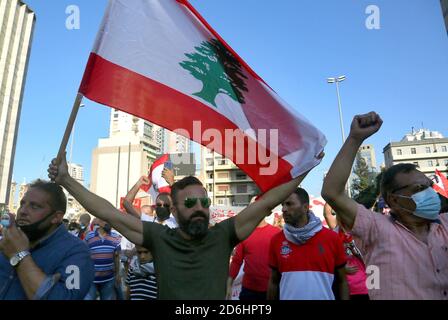 Beirut, Libano. 17 Ott 2020. gli attivisti anti-governativi marciano partecipano a una marcia per celebrare il primo anniversario delle proteste scatenate dai libanesi contro la situazione economica e l'impasse politica. Credit: Marwan Naamani/dpa/Alamy Live News Foto Stock