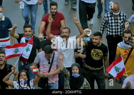 Beirut, Libano. 17 Ott 2020. gli attivisti anti-governativi marciano partecipano a una marcia per celebrare il primo anniversario delle proteste scatenate dai libanesi contro la situazione economica e l'impasse politica. Credit: Marwan Naamani/dpa/Alamy Live News Foto Stock