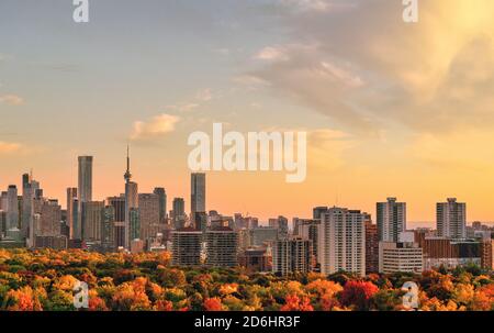 Toronto paesaggio autunnale e paesaggio urbano al tramonto nel mese di ottobre 2020 Foto Stock