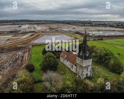 Sevington, Regno Unito. 17 Ott 2020. (Nota dell'editore: Immagine presa da un drone)la Chiesa di Sevington si affaccia sulla costruzione del nuovo impianto di confine interno di Sevington, Ashford, Kent. Credit: SOPA Images Limited/Alamy Live News Foto Stock