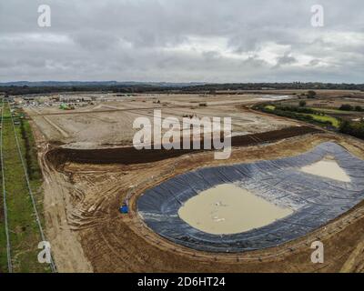 Sevington, Regno Unito. 17 Ott 2020. (Nota dell'editore: Immagine presa da un drone)Vista aerea dell'impianto di confine interno di Sevington, Ashford, Kent, durante la costruzione. Credit: SOPA Images Limited/Alamy Live News Foto Stock
