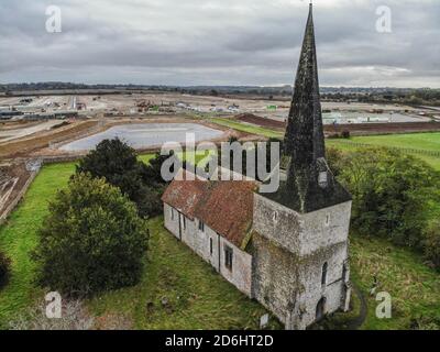 Sevington, Regno Unito. 17 Ott 2020. (Nota dell'editore: Immagine presa da un drone)la Chiesa di Sevington si affaccia sulla costruzione del nuovo impianto di confine interno di Sevington, Ashford, Kent. Credit: SOPA Images Limited/Alamy Live News Foto Stock
