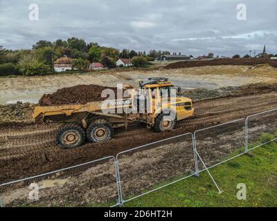 Sevington, Regno Unito. 17 Ott 2020. (Nota del redattore: Immagine presa da un drone)camion che trasporta il suolo durante la costruzione del nuovo stabilimento di Sevington Inland Border, Ashford, Kent. Credit: SOPA Images Limited/Alamy Live News Foto Stock