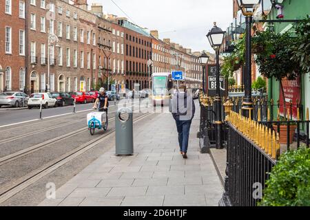Dublino, Irlanda - 10 novembre 2015: Case cittadine georgiane in mattoni rossi lungo Saint Peter Street. Simbolo dell'Irlanda. Foto Stock