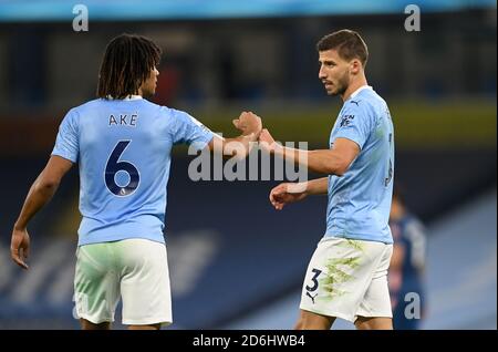 Nathan Ake di Manchester City (a sinistra) e Ruben Dias durante la partita della Premier League all'Etihad Stadium di Manchester. Foto Stock