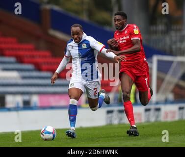 Ewood Park, Blackburn, Lancashire, Regno Unito. 17 Ott 2020. Campionato di calcio della Lega inglese, Blackburn Rovers contro Nottingham Forest ; Ryan Nyambe di Blackburn Rovers tiene fuori una sfida da Alex Mighten di Nottingham Forest Credit: Action Plus Sports/Alamy Live News Foto Stock