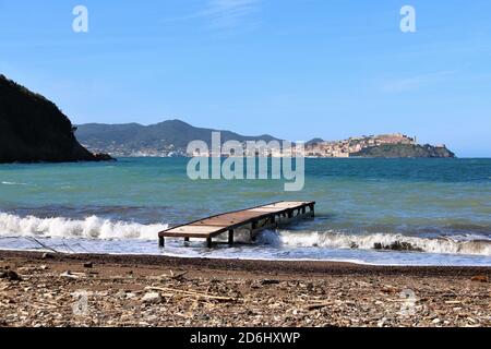 La spiaggia deserta Bagnaia Isola d'Elba. I colori dei primi giorni d'autunno. Giornata ventosa e soleggiata Foto Stock