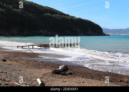 La spiaggia deserta Bagnaia Isola d'Elba. I colori dei primi giorni d'autunno. Giornata ventosa e soleggiata Foto Stock