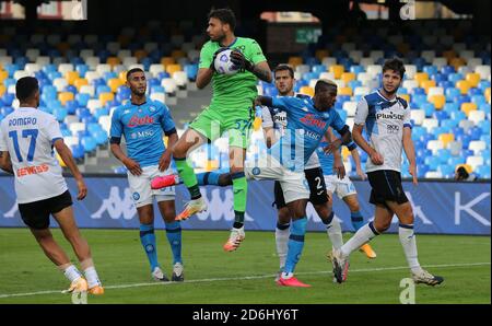 Napoli, Italia. 17 Ott 2020. Il portiere italiano di Atalanta Marco Sportiello ferma la palla durante la partita di calcio della Serie A SSC Napoli vs Atalanta BC. Napoli ha vinto 4-1. Credit: Agenzia fotografica indipendente/Alamy Live News Foto Stock