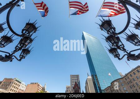 John Hancock Tower dal McKim Building della Biblioteca pubblica di Boston, Copley Square, Boston, Massachusetts, USA Foto Stock