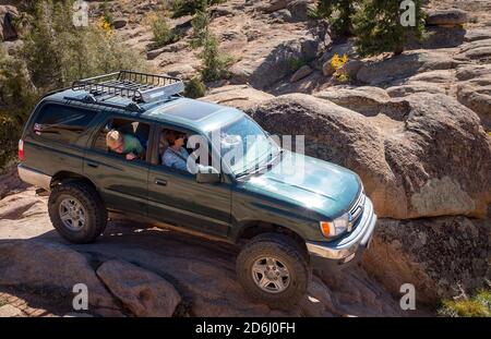 10 ottobre 2020: Un autista 4x4 naviga attentamente su una delle tante strade del deserto alte Hartman Rocks. Situato alla periferia di Gunnison, Colorado, l'Hartman Rocks Recreation Area comprende oltre 14 mila acri di terreno pubblico gestito dal Bureau of Land Management (BLM). Una varietà di percorsi multiuso sono goduti da conducenti 4x4, mountain bike, ciclisti, escursionisti e corridori. Gunnison, Colorado. Foto Stock