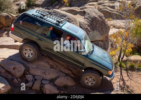 10 ottobre 2020: Un autista 4x4 naviga attentamente su una delle tante strade del deserto alte Hartman Rocks. Situato alla periferia di Gunnison, Colorado, l'Hartman Rocks Recreation Area comprende oltre 14 mila acri di terreno pubblico gestito dal Bureau of Land Management (BLM). Una varietà di percorsi multiuso sono goduti da conducenti 4x4, mountain bike, ciclisti, escursionisti e corridori. Gunnison, Colorado. Foto Stock