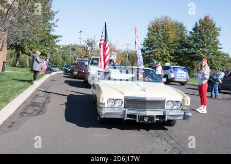 Newtown, Pennsylvania, USA - 10/17/2020: I sostenitori del presidente Donald Trump si schierano in auto, camion e moto e si trovano in Pennsylvania, da N Foto Stock