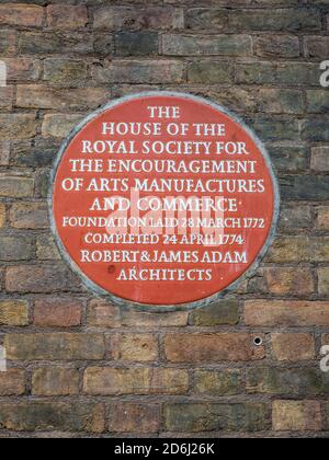 Targa arancione sul Royal Society of Arts RSA edificio in John Adam Street vicino allo Strand nel centro di Londra. Gli architetti James e Robert Adam. 1774. Foto Stock