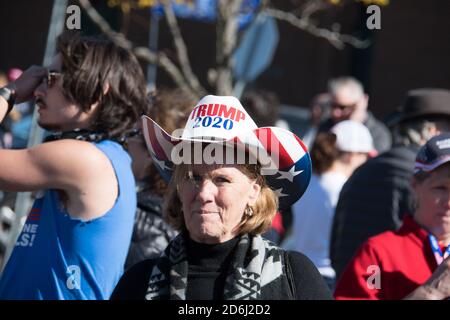 Newtown, Pennsylvania, USA - 10/17/2020: I sostenitori del presidente Donald Trump si schierano in auto, camion e moto e si trovano in Pennsylvania, da N Foto Stock