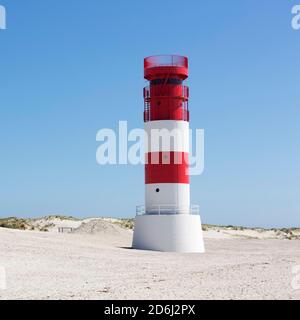 Faro rosso-bianco Helgoland Dune sulla spiaggia sud, Helgoland Dune, Isola di Helgoland, Mare del Nord, Schleswig-Holstein, Germania Foto Stock