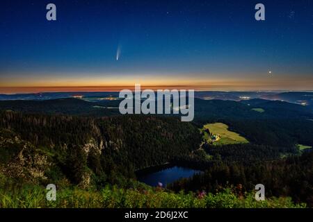 Vista da Feldberg al Feldsee con Comet Neoswise ( C/2020 F3) , Dawn, Feldberg, Foresta Nera, Baden-Wuerttemberg, Germania Foto Stock