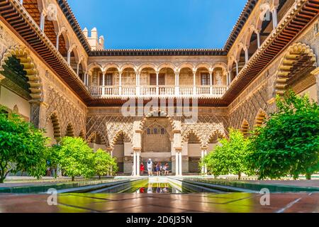 Architettura moresca di bellissimo castello chiamato Real Alcazar a Siviglia, Andalusia, Spagna Foto Stock