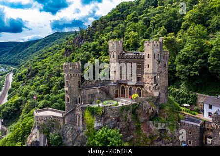 Vista aerea di Burg Rheinstein, Trechtingshausen, Patrimonio dell'Umanità dell'UNESCO Valle del Medio Reno superiore, Renania-Palatinato, Germania Foto Stock