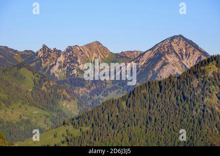 Rotwand e Hochmiesing, vista da Sudelfeld, vicino a Bayrischzell, Mangfall montagne, alta Baviera, Baviera, Germania Foto Stock