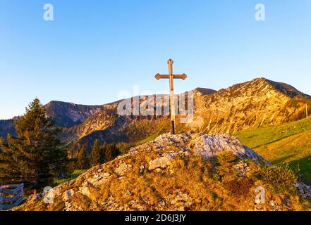 La cima attraversa Sudelfeldkopf, Stellnerjoch e Kleiner Traithen alla luce del mattino, Sudelfeld, vicino a Bayrischzell, Mangfall montagne, drone Foto Stock