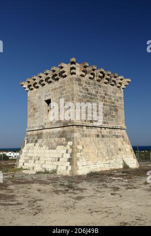 La storica torre veneziana di Pervolia, Cipro, contro il cielo azzurro e limpido Foto Stock