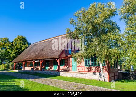 Stolper Faehrkrug, Stolpe an der Peene, parco naturale paesaggio fluviale Peene valle, Meclemburgo-Vorpommern, Germania Foto Stock