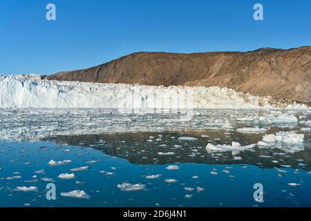 Ghiacciaio Eqi con ghiaccio in primo piano, Baia di Disko, Groenlandia occidentale, Groenlandia Foto Stock