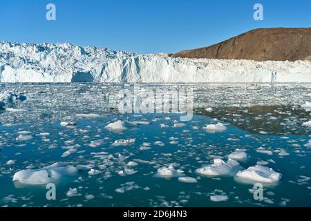 Ghiacciaio Eqi con ghiaccio in primo piano, Baia di Disko, Groenlandia occidentale, Groenlandia Foto Stock