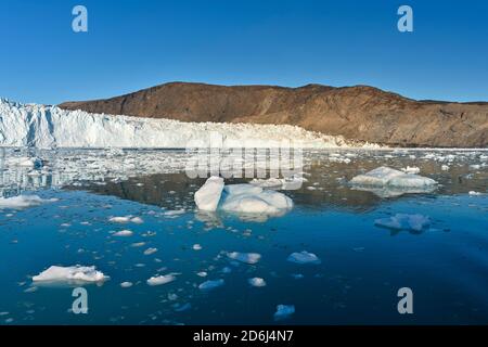 Ghiacciaio Eqi con ghiaccio in primo piano, Baia di Disko, Groenlandia occidentale, Groenlandia Foto Stock