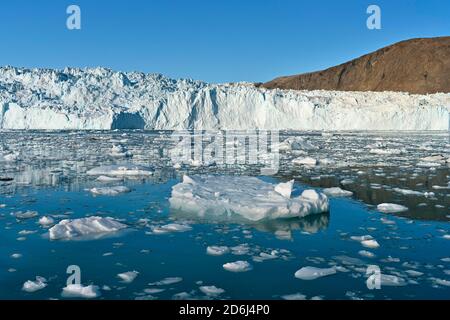 Ghiacciaio Eqi con ghiaccio in primo piano, Baia di Disko, Groenlandia occidentale, Groenlandia Foto Stock