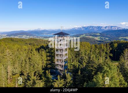 Foto di UAV, torre di osservazione Lichtenbeg con vista sull'Attersee, Sankt Georgen ad Attergau, Salzkammergut, Austria superiore Foto Stock