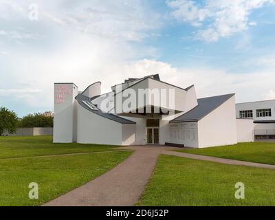 Edificio moderno di torri, rampe e cubetti, Vitra Design Museum, architetto Frank Gehry, Vitra Campus, Weil am Rhein, Baden-Wuerttemberg, Germania Foto Stock