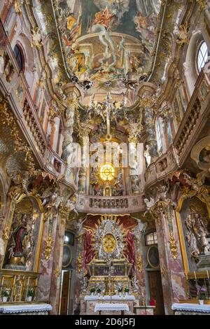 Sala altare con affreschi e ornamenti, tardo barocco Chiesa di San Giovanni Nepomuk, Chiesa di Asam, Sendlinger Strasse, Città Vecchia, Monaco, Alto Foto Stock