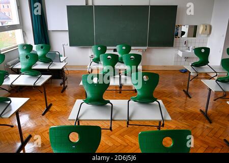 Aula vuota, seduta, tavoli singoli senza distanza regola, Corona crisi, Germania Foto Stock