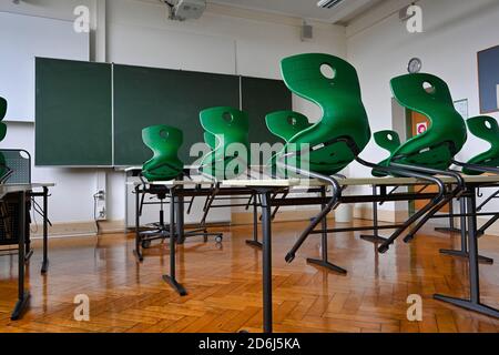 Aula vuota, seduta, tavoli singoli senza distanza regola, Corona crisi, Germania Foto Stock