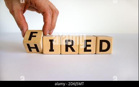 La mano maschile gira un cubo e cambia la parola 'sparato' in 'noleggiato'. Splendido sfondo bianco, spazio per la copia. Concetto aziendale. Foto Stock